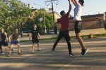 В парке "Крестов Брод" проходят тренировки на свежем воздухе по баскетболу.